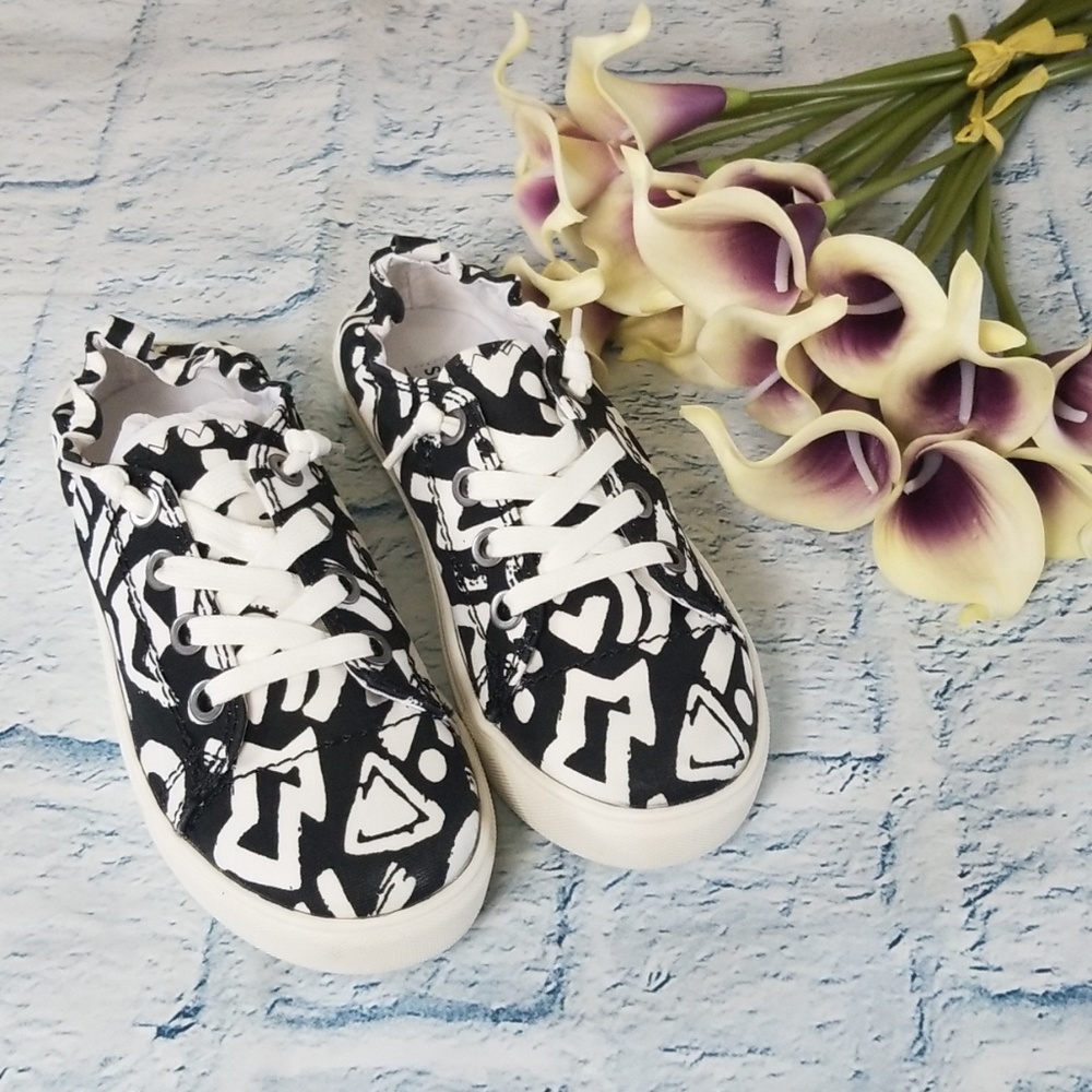 NWT Steve Madden Lace Up Elastic Back Jane Shoes